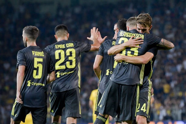 بيرنارديسكي يعانق روغاني بعد الهدف - Bernardeschi celebrates with Rugani