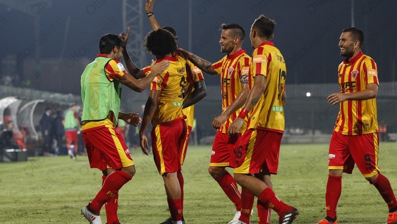 اندريس تيلو يحتفل بهدفه - Tello celebrates after scored goal