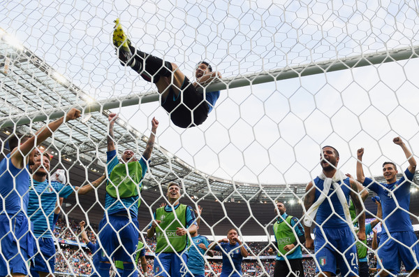 فرحة بوفون بالعارضة بعد الفوز ضد اسبانيا - Buffon clings on the crossbar