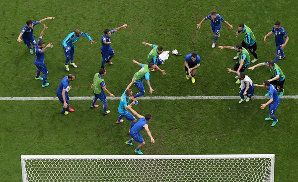 فرحة بوفون بالعارضة بعد الفوز ضد اسبانيا - Buffon clings on the crossbar