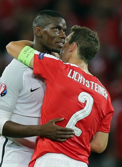 بعد لقاء فرنسا و سويسرا : عناق زملاء اليوفي Hug between Pogba Lichtsteiner