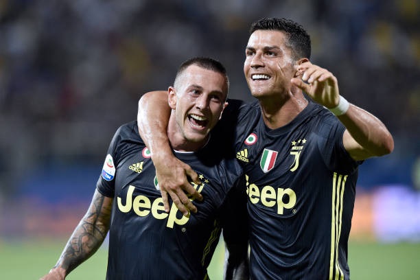 بيرنارديسكي يحتفل مع رونالدو - Bernardeschi celebrates with Ronaldo