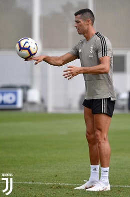 كريستيانو رونالدو و الكرة بيده - Cristiano Ronaldo