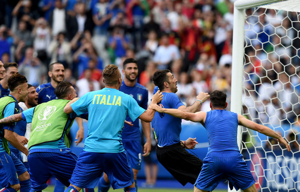 فرحة بوفون بالعارضة بعد الفوز ضد اسبانيا - Buffon clings on the crossbar