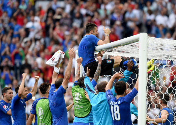 فرحة بوفون بالعارضة بعد الفوز ضد اسبانيا - Buffon clings on the crossbar