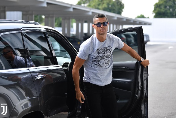 وصول كريستيانو رونالدو من سيارته - Cristiano Ronaldo arrive to Juve