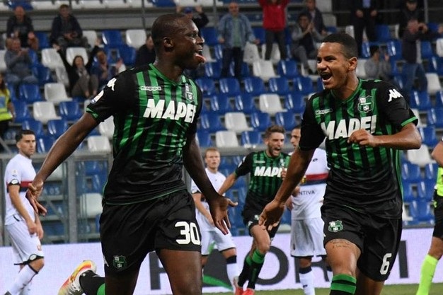 روجيريو يحتفل مع باباكار - Rogerio celebrates with Babacar