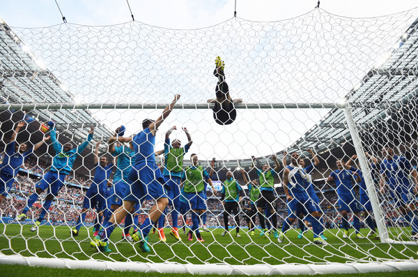 فرحة بوفون بالعارضة بعد الفوز ضد اسبانيا - Buffon clings on the crossbar