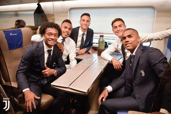 خماسي اليوفي في القطار - Juventus players in train