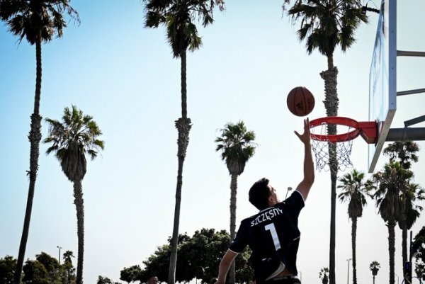 لاعب اليوفي تشيزني يلعب كرة السلة في لوس انجلوس - Szczesny plays Basketball in USA