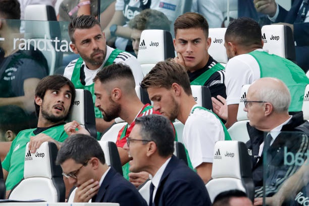 بنعطية يتحدث مع ديبالا بالدكة - Benatia talks with Dybala in bench